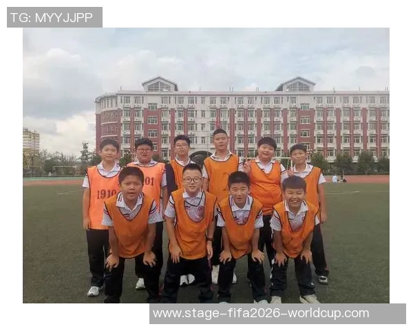 足球信仰与梦想交织的青春岁月在绿茵场上绽放的故事