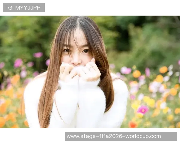 足球宝贝户外写真展现青春活力与自然风光的完美结合 足球宝贝户外写真展现青春活力与自然风光的完美结合